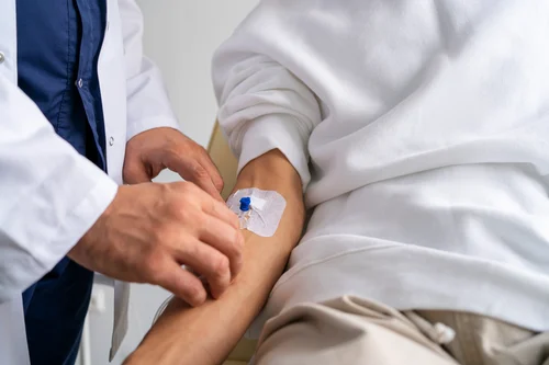 мужчина проходит процедуру экстренного вытрезвления